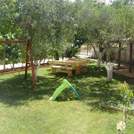 Quaint In With Garden بولا