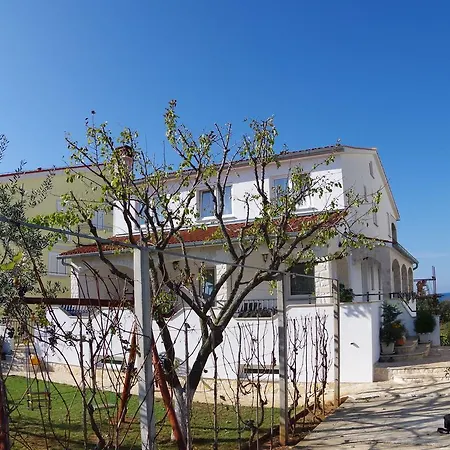 Quaint In With Garden *