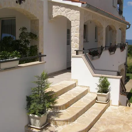 Quaint In With Garden شقة *