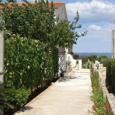 شقة Quaint In With Garden بولا