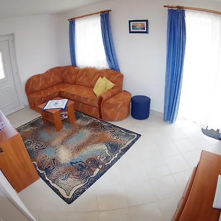 شقة Quaint In With Garden بولا