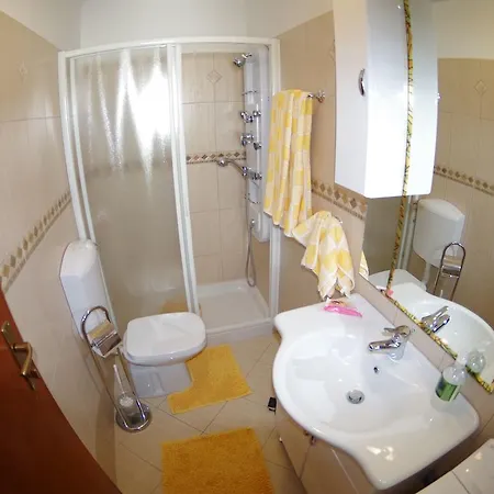 شقة Quaint In With Garden بولا
