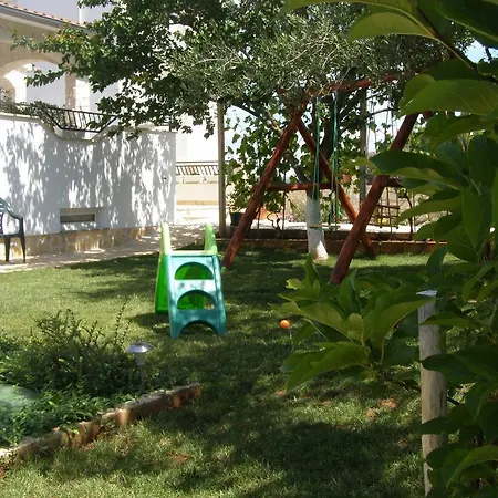 Quaint In With Garden بولا