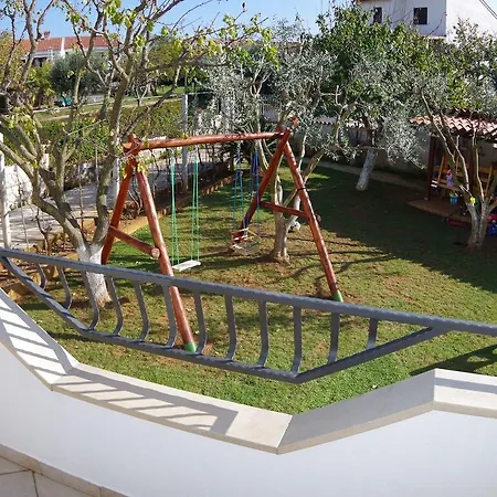 Quaint In With Garden شقة